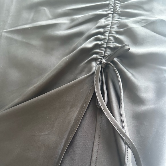 Black satin midi skirt with slit - Picture 4 of 4